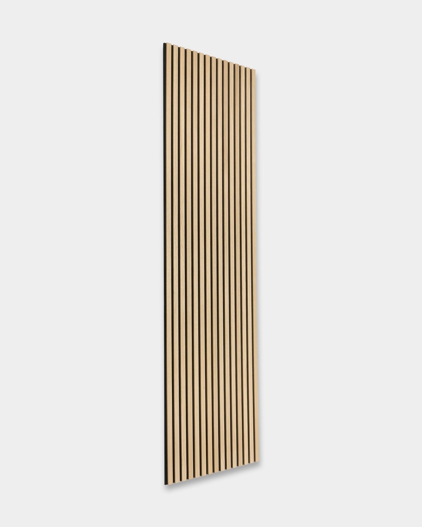 WoodUpp Original Akupanel Akustikpanel i Classic Oak med baksida i black filt, 300x60 cm, med jämnt placerade vertical ribbor i nordisk design.